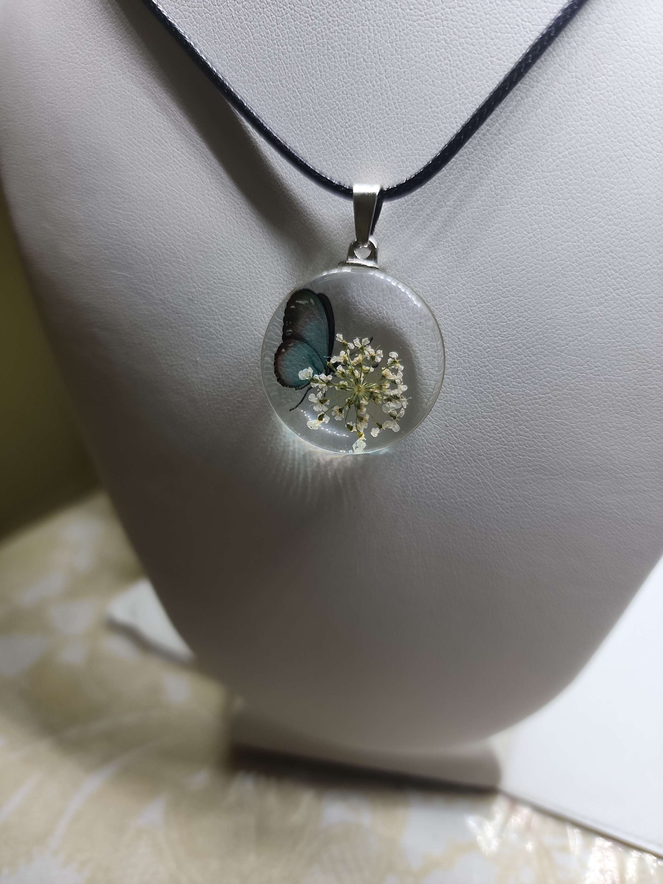 Necklace round-shaped glass with real flower  inside one of the  kind 😇 image 0